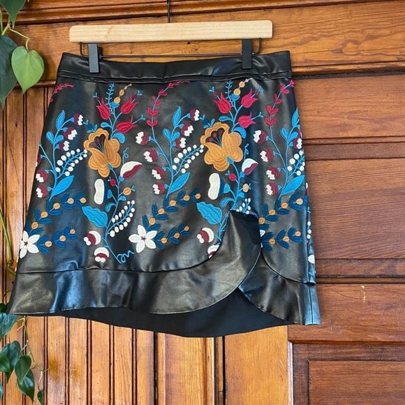 Laundry Faux-Leather Floral-Embroidered Skirt Size M - Picture 2 of 11